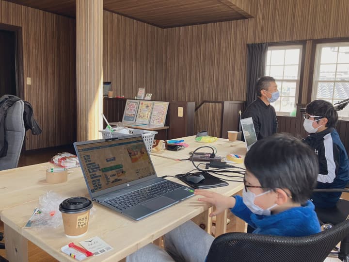 海が見えるゲストハウスで美味しいコーヒーを飲みながら作品作り!第20回CoderDojo八戸 thumbnail